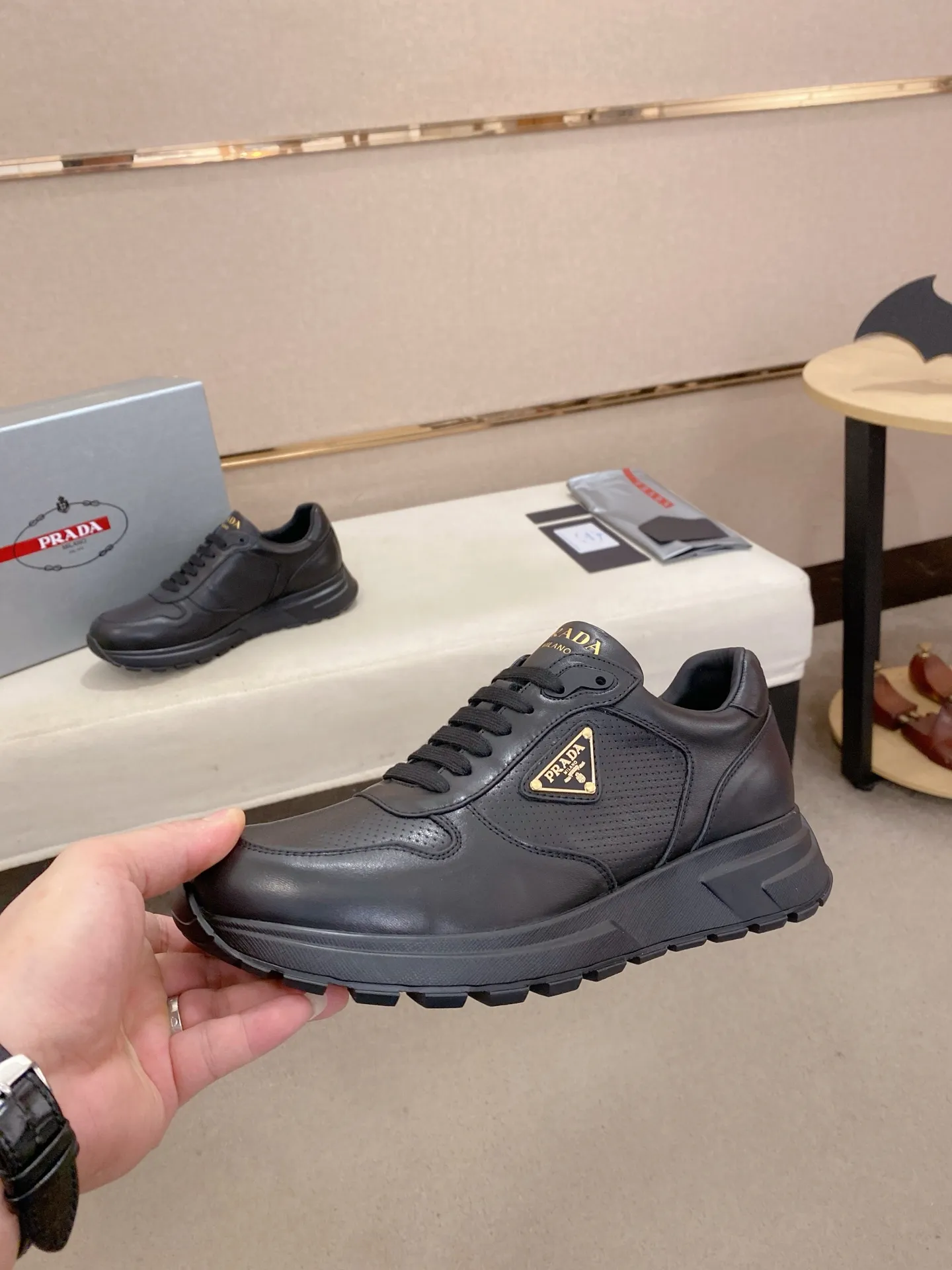 Men's shoes 💰 580💰 ✔️✔️✔️High-quality new PRADA counters are launched at the same time. The new men's shoes and 😘fabrics are selected from imported first-layer cowhide and are made by pure handcrafts. Lining: Full cowhide lining. 👍🏿 High-end ☄️ air-cushion molded anti-slip rubber outsole, exquisite lines, simple and elegant, comfortable and high-end for leisure travel. Code number: 38 to 44 (45 can be customized and cannot be returned or exchanged)